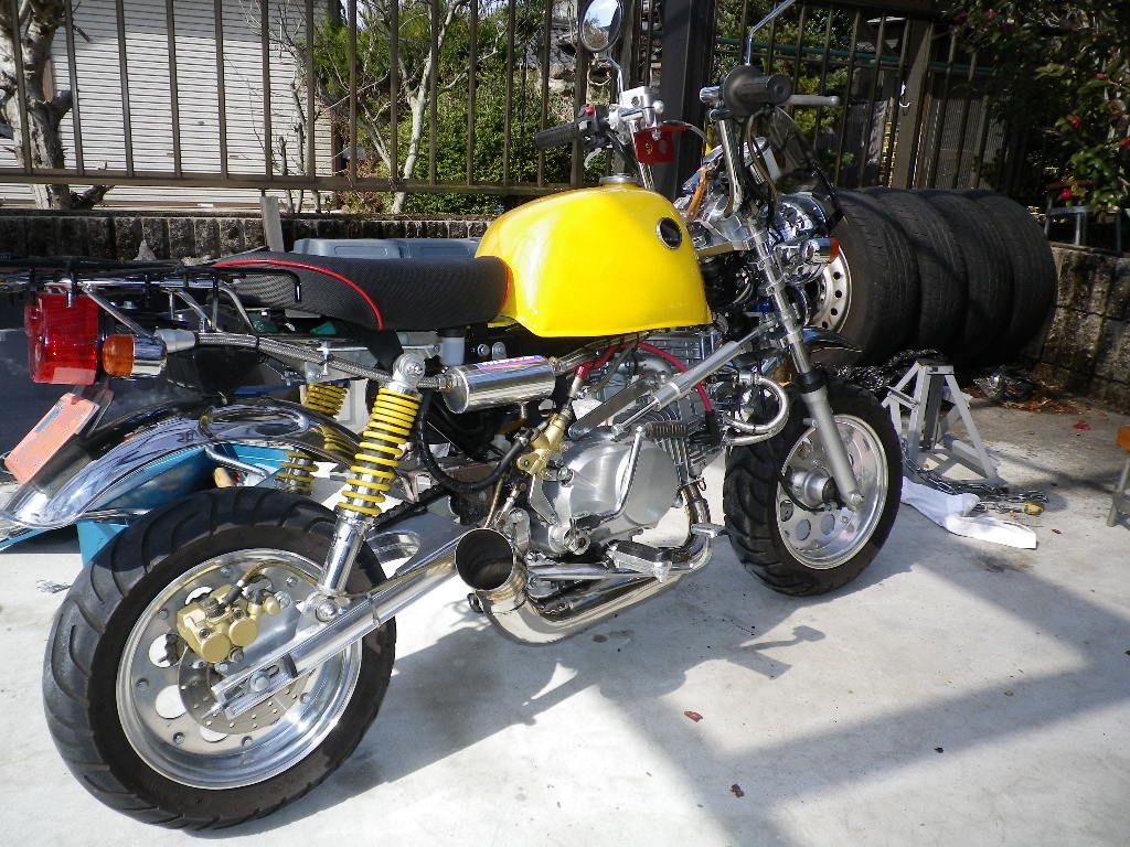 MINIMOTOならリアのディスクも、とんでもない激安で付い